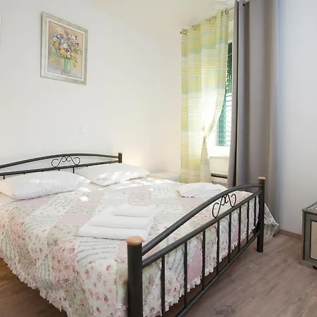 ゲストハウス ルームズ スプリット ペゼリ